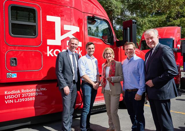 Bei „Kodiak Robotics“, von links nach rechts: Landesrat Jochen Danninger, Michael Wiesinger („Kodiak“, Head of Commercialization, Landeshauptfrau Johanna Mikl-Leitner, Andreas Wendel („Kodiak“, Chief Technology Officer), Landesrat Martin Eichtinger. | Foto: NLK/Pfeiffer