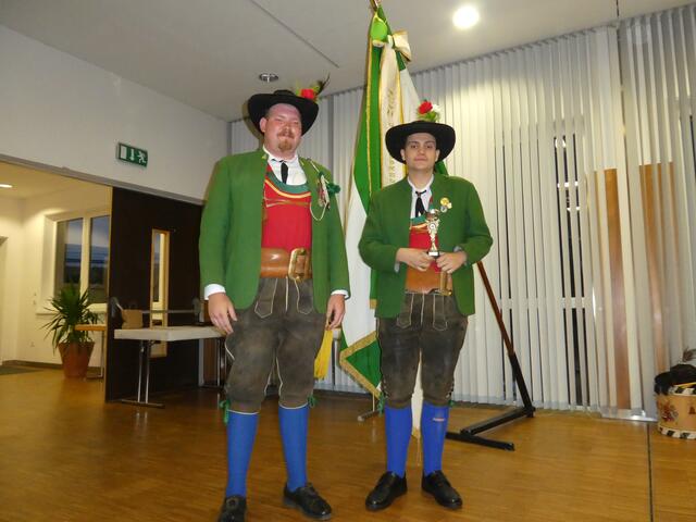 Pokal für den besten Tiefschuss bei den Jungschützen: Simon Greier | Foto: Schützenkompanie Telfs