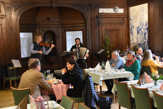 Tolle musikalische Unterhaltung wurde in der Gastwirtschaft im Schloss geboten. | Foto: Roland Mayr
