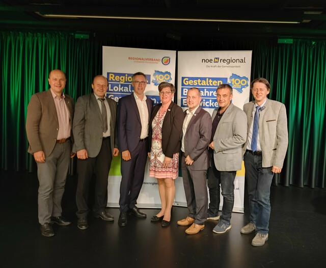 Hauptregionsversammlung Mostviertel v.l.n.r.: Gemeindebund-Präsident Johannes Pressl, Bgm. Franz Aigner, Obmann des Regionalverbandes Mostviertel NR Georg Strasser, GF der NÖ.Regional.GmbH Christine Schneider, Geschäftsführer des Rregionalverbandes Mostviertel Johannes Wischenbart, Labg. Anton Erber, BH Johann Seper 
 | Foto: NÖ.Regional/Christina Fuchs