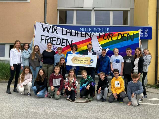 Beim Friedenslauf konnte das Team der MS Mondsee 10.000 Euro sammeln. Die stolze Summe wurde nun an Nachbar in Not gespendet. | Foto: MS Mondsee