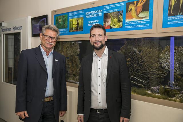 Markus Rumelhart (re.) mit dem Zoodirektor Michael Mitic (li.). | Foto: Markus Rumelhart