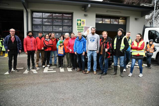 Bürgermeister Matthias Weghofer, Vizebgm. Josef Habeler GV Martin Müller und Pfarrer Angelo Rajaseelan mit den Veriensmitgliedern. | Foto: Marktgemeinde Wiesen