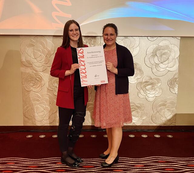 Vlnr.: Theresa Eder und Andrea Neumayr, von der Produktionsassistenz des Jazzfestival Saalfelden mit dem Maecenas Ö1-Publikumspreis 2021. | Foto: Jazzfestival Saalfelden