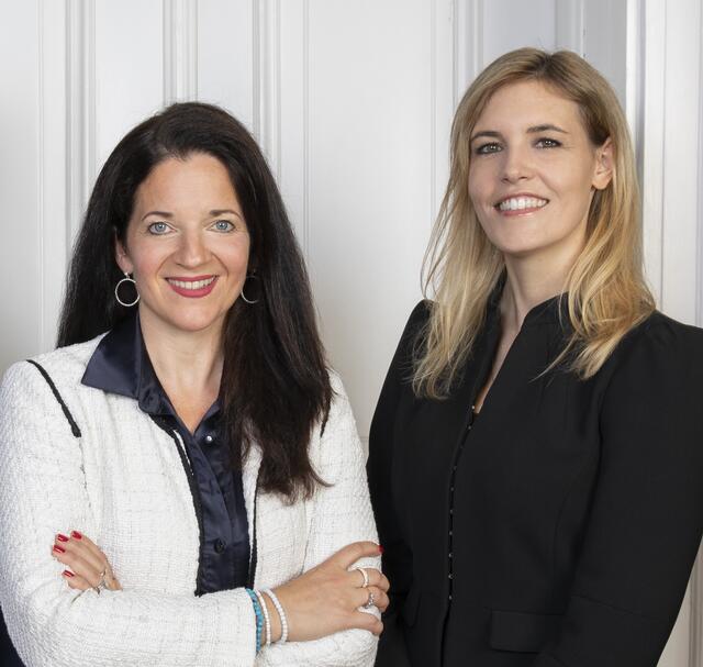 Die Rechtsanwältinnen Melanie Gassler-Tischlinger (l.) und Laura Neururer beraten Sie gerne – zu allen Fragen rund um das Arbeitsrecht. | Foto: Julia Türtscher/Blickfang