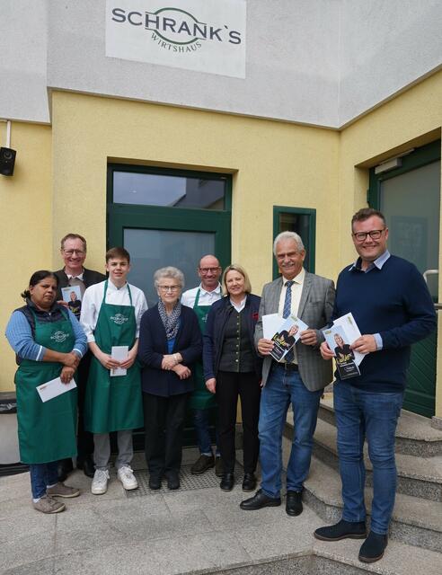 Stellvertretend für alle Gastronomiebetriebe im Bezirk besuchten OÖVP und ÖAAB den Bezirkswirtesprecher Fritz Schrank und seine Mitarbeiter. | Foto: OÖVP Bezirk Grieskirchen