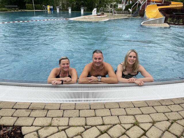 Barbara Benesch, Bürgermeister Michael Cech und Isabel Hawlisch springen an einem regnerischen Samstag ins Wasser. | Foto: Marlene Trenker