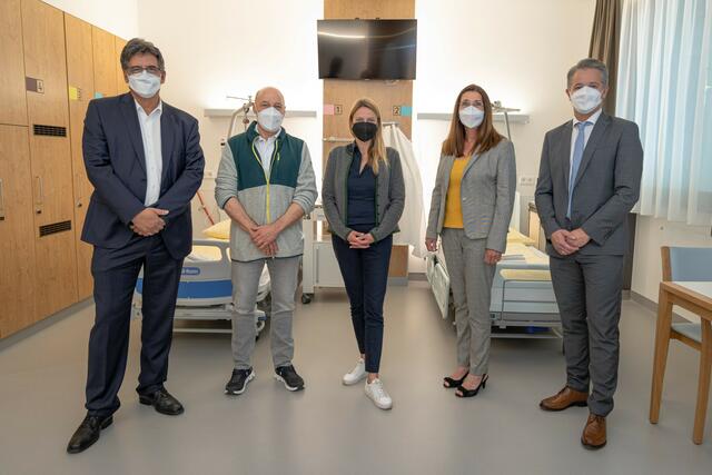 Vorstand für Finanzen und Technik Ernst Fartek, Ärztlicher Direktor Erich Schaflinger, Gesundheitslandesrätin Juliane Bogner-Strauß, Pflegedirektorin Sylvia Noé und Betriebsdirektor Harald Kapeller (v.l.) in einem neuen Zimmer des Erwachsenentraktes 1 am LKH Hochsteiermark, Standort Leoben | Foto: Freisinger