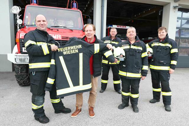 Bürgermeister Matthias Weghofer übergibt dem Kommandanten Thomas Strodl und den Wiesener Feuerwehrkameraden die neue Schutzbekleidung.  | Foto: Marktgemeinde Wiesen