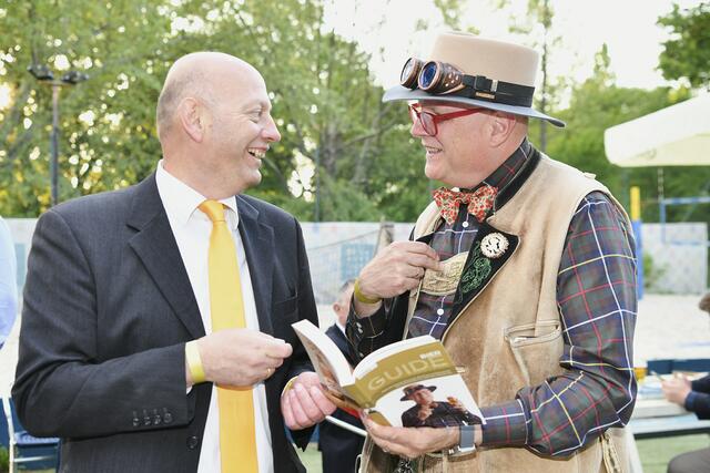 Bierpapst Conrad Seidl (rechts im Bild) mit seinem aktuellen Bierguide.