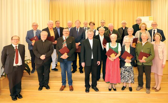 Die Geehrten mit Bischof Manfred Scheuer (vorne Mitte), Generalvikar Severin Lederhilger (3. v. li.), Festrednerin Brigitte Gruber-Aichberger (re.) und Ordinariatskanzler Christoph Lauermann (li.). | Foto: Franz Reischl