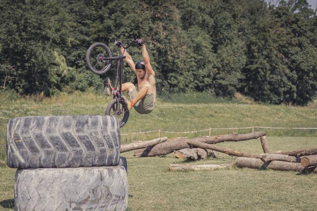 Sieht man nicht alle Tage: Im Rahmen der Sportwallfahrt sind Trial-Biker fixer Bestandteil des Gottesdienstes. | Foto: Achim Reinbacher