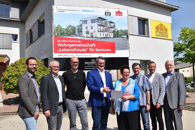 Die neue Wohngemeinschaft "Lebensfreude" für Senioren wurde vorgestellt: Jörg Ringhofer, Klaus-Peter Schuh, Martin Schwartz, Alfred Kollar, Sieglinde Pfänder, Herwig Wallner, Hans Peter Hadek und Johann Schmidt | Foto: Michael Strini