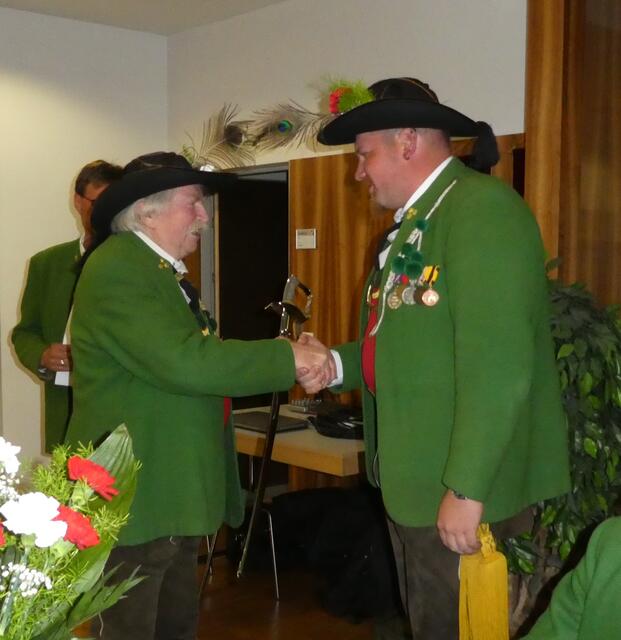 Säbelübergabe von Alt-Hptm. Franz Grillhösl an seinen Nachfolger Pius Trostberger | Foto: Schützenkompanie Telfs