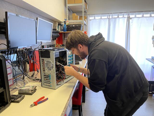 Patrick Skribany-Rebsch von der Firma Busta repariert einen Stand-Computer. | Foto: Alexandra Goll