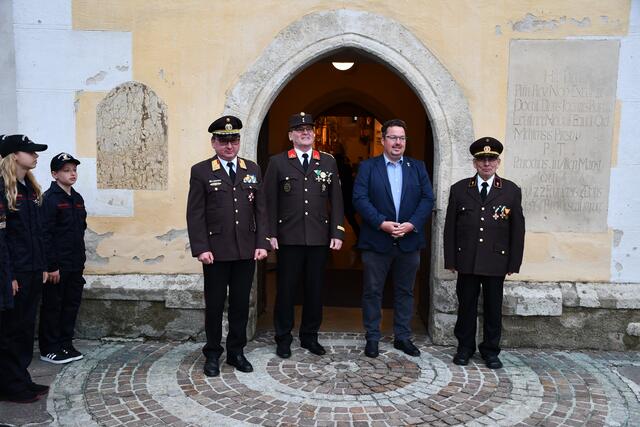 OBR Gerald Derkitsch, HBI Peter Bernhuber, FSR Christian Sommerbauer, Pfarrer Karl Kröll vor der Pfarrkirche in Altenmarkt. | Foto: Feuerwehr Fürstenfeld/Martin Jeindl