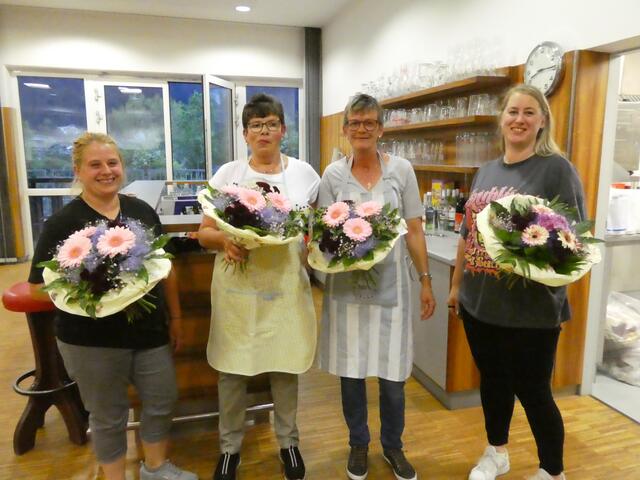Für das fleißige Küchenteam gab es Blumensträuße: Claudia Trostberger, Lisi Trostberger, Manuela Schatzer, Daniela Widauer (v.l.n.r.) | Foto: Schützenkompanie Telfs