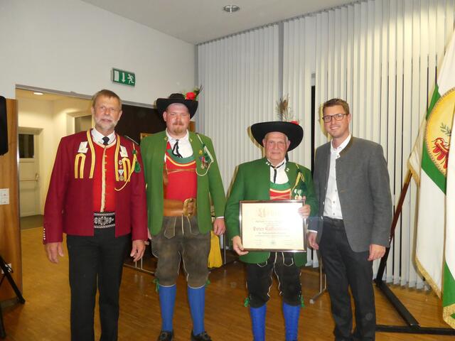 Andreas-Hofer-Medaille für 40 Jahre Mitgliedschaft: Uj. Peter Raffelsberger | Foto: Schützenkompanie Telfs