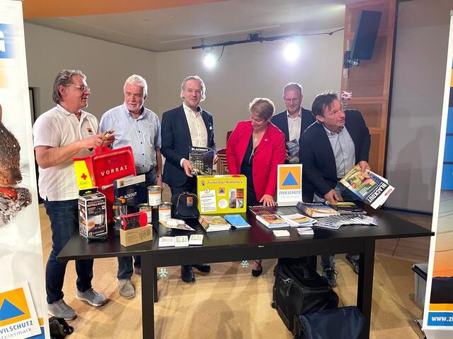 Eigenvorsorge zum Schutz in den eigenen vier Wänden: GF Zivilschutzverband Heribert Uhl, Vize-Bgm. August Nußmüller, Moderator Johannes Ausserladscheiter, LAbg. Bgm. Maria Skazel, Bgm. Karl Michelitsch und Bgm. Franz Silly begutachten die Vorsorgepakete vom Zivilschutzverband | Foto: Susanne Veronik