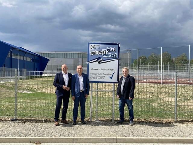 Bürgermeister Georg Rosner, Stadtrat Ewald Hasler und Stadtrat Christian Benedek freuen sich über die neuen Sportanlagen am Messegelände.
 | Foto: Stadtgemeinde Oberwart