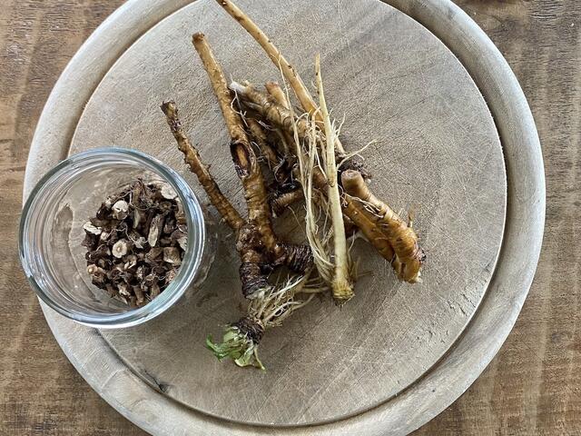 Danach in Scheiben schneiden, trocknen und in einer Pfanne ohne Öl anrösten.