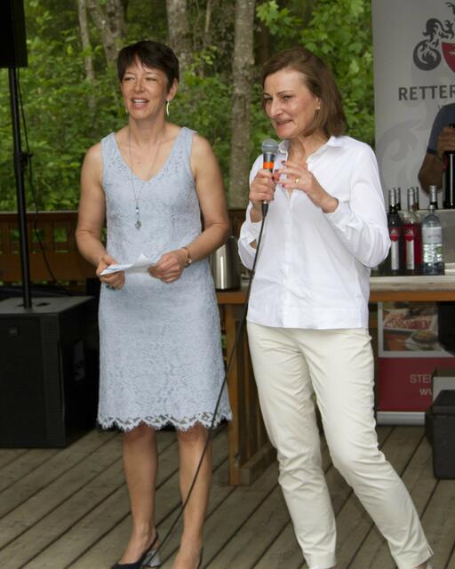 Michaela Klein und Andrea Konrath begrüßen die zahlreichen Gäste beim Charity Event im KOI-Kulinarik am Teich in Rotenturm/Oberdorf.