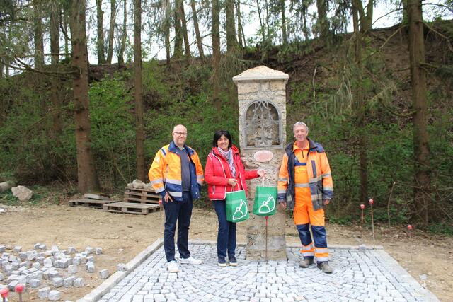 Straßenmeister-Stv. Manuel Windsperger, Goldhaubenobfrau-Stellvertreterin Andrea Schachinger und Polier Klaus Holzinger - Freude  über die Vormittagsjause an der Pestsäule Kirchdorf! | Foto: Goldhaubengruppe Kirchdorf
