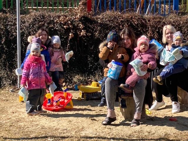  Die Kleinen der Kinderkrippe "Schlumpfhausen" waren mit Windeln und Babynahrung bei der Sammelaktion fleißig dabei. | Foto: Waltl