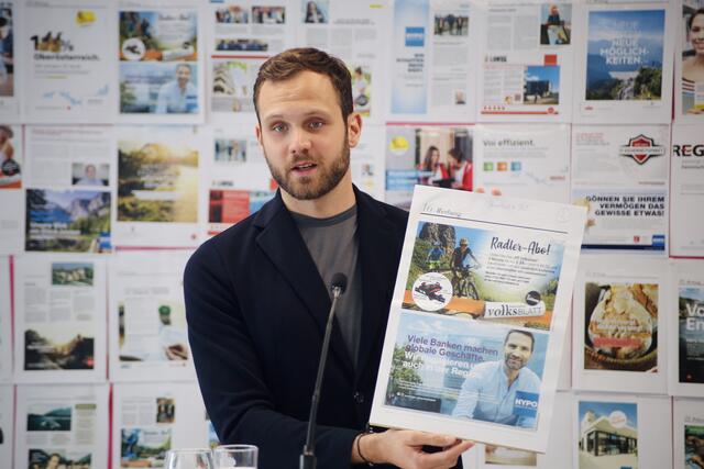 Neos-Klubobmann Felix Eypeltauer mit Anschauungsobjekten. | Foto: Neos OÖ