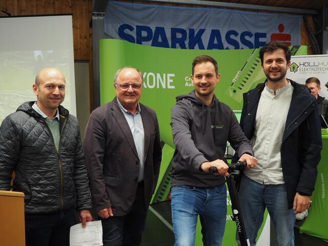 Umweltausschussobmann Konrad Gebeshuber, Bürgermeister Franz Karlhuber, Thomas Höllhuber von der Firma Höllhuber Elektrotechnik und Richard Egger vom Authohaus Seat Egger (v.li.) | Foto: Foto: Gemeinde Wartberg
