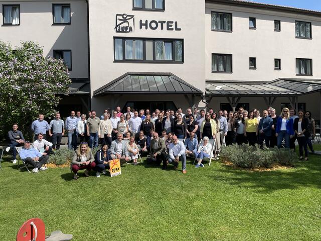 Die versammelte Mannschaft beim JUFA-Hotelkongress in Maria Lankowitz, mit Bürgermeister Kurt Riemer | Foto: Schrapf