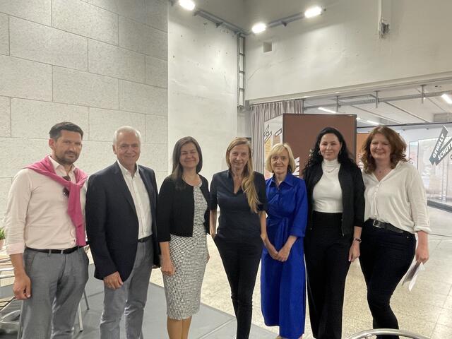 Gewaltschutz braucht eine starke Stimme (v.l.): GR Michael Leitgeb, Bgm. Helmut Leitenberger, LR Doris Kampus, LR Juliane Bogner-Strauß, Vizebgm. Helga Sams, Sandra Jakomini (Verein freiraum), Michaela Gosch (Frauenhäuser Steiermark) | Foto: Waltraud Fischer