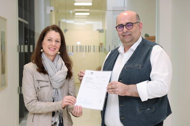 Direktor Gunter Wilfinger übergibt das Abschlusszeugnis des Hochschullehrgangs „Schüler:innen- und Bildungsberatrung“ an Doris Lorger.  | Foto: BORG Feldbach