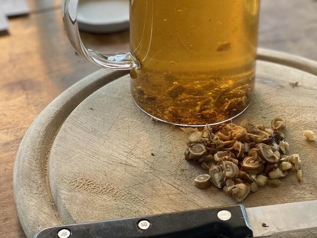 2 EL auf eine Tasse Kaffee mit heißem Wasser aufgießen und 8 Minuten ziehen lassen. Abseihen und genießen.