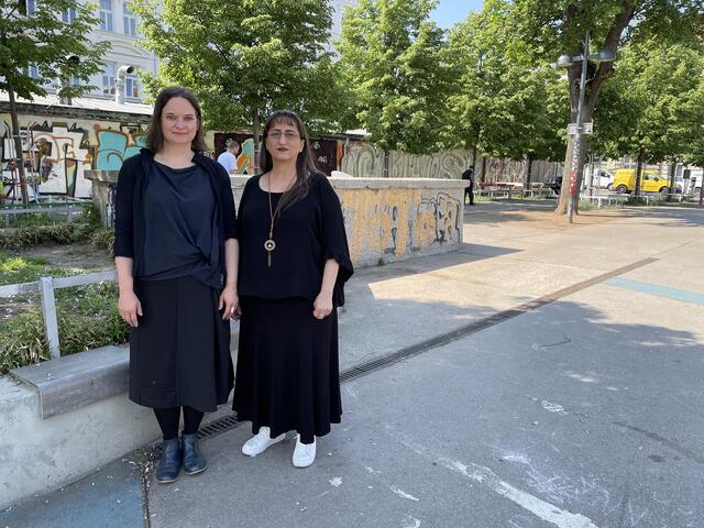 Künstlerin Nigar Hasib (l.) und Anne Wiederhold-Daryanavard (Künstlerische Leitung Brunnenpassage  beim verschlossenen Stiegenhaus des Bunkers am Yppenplatz
 | Foto: mjp