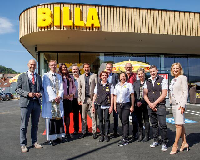 Bei der Eröffnung: Peter Gschiel (Vertriebsdirektor), Abt Philipp Helm, Nicole Berginz (Regionalmanagerin), Gerhard Höllerl (Höllerls Freilandeier), Bgm. Harald Mulle, Nicole Hörzer (Marktmanagerin), Siegfried Amhofer (Tchibo/Eduscho), Marktmanagerin-Stv., Franz Pfleger (Bäckerei Pfleger), Margarethe Jandl (Frischemanagerin), Andreas Petritsch (Marktmanager Gratwein) und Grace Schober (Vertriebsleitung) | Foto: BILLA / Erwin Scheriau