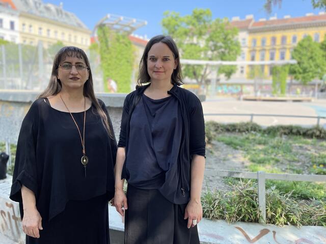 Künstlerin Nigar Hasib (l.) und Anne Wiederhold-Daryanavard (Künstlerische Leitung Brunnenpassage  am Yppenplatz
 | Foto: mjp