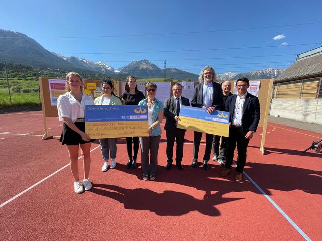 Schüler- und Elternvertreter überreichten an der HTL Imst gleich zwei Schecks für die Ukrainehilfe. | Foto: Perktold