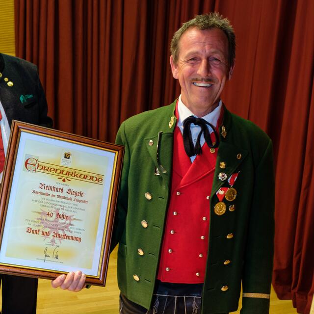 Kapellmeister Reinhard Siegele wurde für 40-jährige Mitgliedschaft geehrt. | Foto: Leo Jörg
