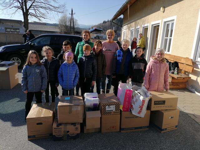 Gemeinsame Aktion in Wies: Die Spendenbereitschaft der Menschen für Kriegsflüchtlinge aus der Ukraine ist enorm. | Foto: Waltl