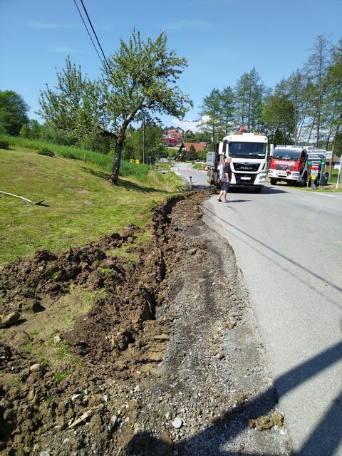 Die Feuerwehr musste den Lkw mittels Seilwinde aus dem Graben befreien.
