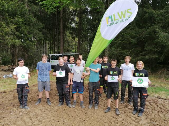 Die Schüler der landwirtschaftlichen Berufsschule und Fachschule Burgkirchen leisteten mit ihrem Projekt einen Beitrag für die Natur. 
 | Foto: Bernhard Nöbauer