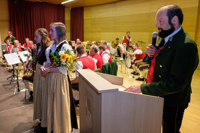 Obmann Jürgen Zangerl begrüßte das zahlreich erschienene Publikum. | Foto: Leo Jörg