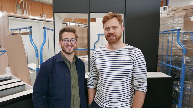 Der Koch Mattia Gmachl (links) und der Vertriebsleiter Johannes Spatzenegger (rechts) bei Schmidhubers Möbelkwerkstätte in Seekirchen. | Foto: Mathias Burgstaller