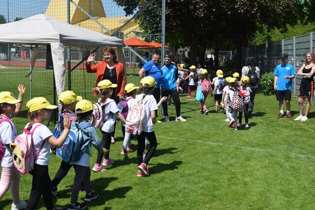 Sportreferentin Vizebürgermeisterin Karin Hörzing war erfreut über die tollen Leistungen bei der diesjährigen Olympiade für Schulanfängerinnen und -anfänger. Insgesamt 200 Nachwuchssportlerinnen und -sportler aus sieben Kindergärten aus Auwiesen und Kleinmünchen nahmen am Wettbewerb teil. | Foto: Stadt Linz