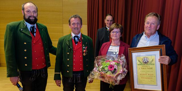 Bernhard Siegele (re.) wurde die Ehrenmitgliedschaft der MK Langesthei verliehen. Im Bild mit Gattin Elisabeth, Musikbezirksobmann-Stellvertreter Franz Juen, Kapellmeister Reinhard Siegele und Obmann Jürgen Zangerl (v.re.). | Foto: Leo Jörg