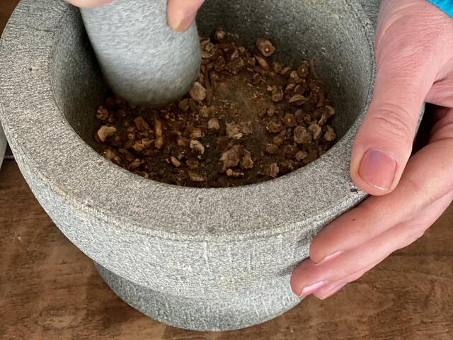 Nach dem Trocknen, anrösten und anschliessend mit dem Mörser (oder Küchenmaschine) verkleinern