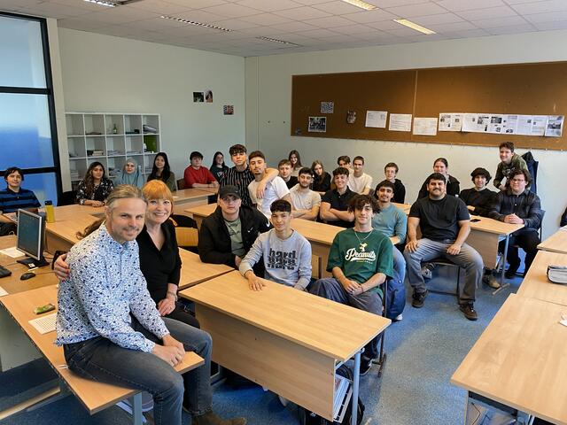 Die Schauspielerin und Autorin Chris Lohner und Direktor Michel Fleck in der 6c-Klasse des RGORG 23 in der Anton Krieger Gasse.  | Foto: BV 23