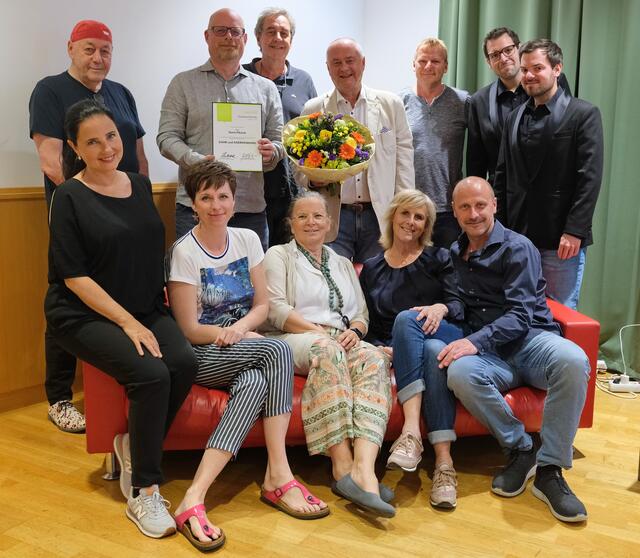 Reini Buchacher, Stephan Schimanowa, Jürgen Preusser, Hans Stefan Hintner, Fredi Jirkal, Flo &amp; Wisch (stehend von links), Nadja Maleh, Elli Colditz, Doris Pikisch, Gabriele Kuhn und Michael Hufnagl (sitzend von links). | Foto: C. Reisinger