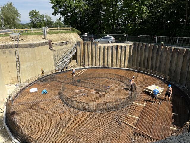 20 Meter Durchmesser hat der in Arbeit befindliche unterirdische Hochbehälter in Auersbach.  | Foto: RegionalMedien